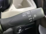 ウインカーやライト関連の表示がレバーにまとまり、AUTOやOFFの表記も確認できます。手元で必要な操作を把握しやすく、日常の運転時にも扱いやすい装備です。