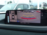 360度ビューカメラを搭載。4方の小型カメラの映像を処理し、車両真上からの映像に変換しています。