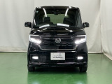LEDヘッドライトを装備しています。LEDヘッドライトはとても明るく、雨の日や夜間走行も安全・安心です。オートライトコントロール付きで周囲の明るさに応じて自動で点灯・消灯します