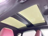 【サンルーフ】開放感たっぷりの希少装備、サンルーフが装着されています!車内に明かりを取り入れたり景色を楽しむ以外にも、車内の空気も簡単に換気できて快適です!