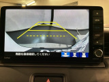 リバースギアに入れるだけで後方の表示へ切り替わります。夜間や雨の日の駐車も楽になりますよ。