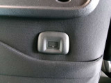 助手席シートバックにUSBを完備 充電器を差し込めば携帯やゲーム機の充電が後部座席で可能です