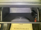【グローボックス】助手席の前にあるグローボックスです。小物の収納に便利です。