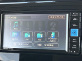 地上デジタル放送を選べるメニューを備え、停車中にテレビ番組を視聴できます。音楽や各種メディアへの切り替え項目も並び、好みに合わせて選びやすい画面です。