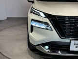 【アダプティブLEDヘッドライトシステム】フロントカメラで前方の状況を検知し、LEDを1個ずつを点けたり消したりすることで、必要なところだけを遠くまで照射。常に視認性の高い状態が維持されます。
