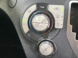 【オートエアコン】一度お好みの温度に設定すれば、車内の温度を検知し風量や温度を自動で調整。暑い&hellip;寒い&hellip;と何度もスイッチ操作をする必要はありません。快適な車内空間には必須の機能ですね♪