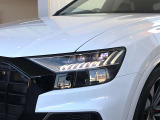 必要な場所を正確に照らすマトリクスLEDヘッドライトの機能と美しさ、LEDをストライプのように並べたウイング形状のデイタイムランニングライトは、美しく、昼間走行中の識別性を高めるAudiオリジナルのアイデアです