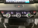 【左右独立オートエアコン】左右席で独立温度コントロールが可能です。運転席はキンキンに冷やして助手席はマイルドにと言った設定が可能です☆暑さ寒さでケンカすることもなくなりますね♪