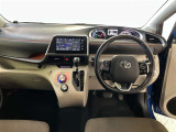 運転席周りのレイアウトをご覧ください。ナビゲーションが綺麗に装着されすっきり収まってますね!