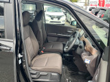 運転席の高さを調節できるため、体格や好みに合わせた快適なドライビングポジションで、快適に運転できます。