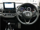 運転にかかわる様々な操作を安全に行えるように視点移動が少なく、操作性に配慮されたスイッチ類が凝縮されたコクピットです。