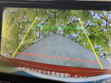 車両後方の映像に目安となるガイド線が表示され、駐車時に周囲の状況を確認する際に便利です。画面を見ながら距離感を把握しやすく、車庫入れや切り返しをサポートします。