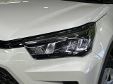 【LEDヘッドライト】悪天候や夜間走行時も良好な視界を確保し安心して運転できる高輝度LEDヘッドライトを装備!点灯速度が早く、消費電力も抑えられています。