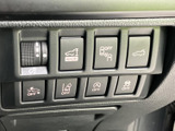 手元に並ぶスイッチで、車両に備わる機能を必要に応じて切り替えられます。表示を確認しながら操作できるため、日常の運転をサポートする装備として便利です。