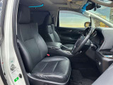 運転席も広々としており運転しやすい環境を実現しています☆