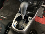 CVT車のセレクトレバーです。低速から高速まで、変速ショックのないスムーズな走りを実現するとともに、エンジン効率のよい領域を維持することで燃費にも貢献します。