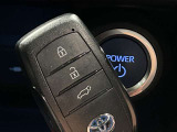 【スマートキー&プッシュスタート】ドアハンドルを軽く握るだけでドアロックを解錠でき、施錠はドアハンドルのロックスイッチを押すだけでブレーキを踏みながらエンジンスイッチを押すだけで、エンジンが始動!