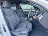 ●前席:ゆったりとしたドライバースペースで、長時間の運転でも快適にお過ごしいただけます。