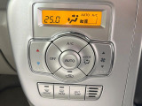 【オートエアコン】一度お好みの温度に設定すれば、車内の温度を検知し風量や温度を自動で調整。暑い&hellip;寒い&hellip;と何度もスイッチ操作をする必要はありません。快適な車内空間には必須の機能ですね♪