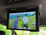 天井に備わるモニターで、停車中の映像視聴を楽しめます。後席で過ごす時間にも活用でき、同乗者とのお出かけや休憩時にうれしい装備です。