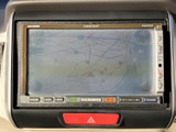 地図を画面に表示できるナビゲーションを装備しています。道路や周辺の位置関係を確認しながら目的地までの道順を探せるので、初めて訪れる場所への移動や日常のお出かけにも活用できます。