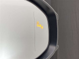 後続車が接近するのを知らせてくれるBSM(ブラインドスポットモニター)接近するとドアミラー部の警告灯が光ってくれるので、万が一の追突も防げそうですね♪上級装備です。