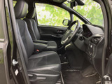 前席はゆったりとした座面とアームレストを備え、運転席・助手席それぞれでくつろぎやすい空間です。窓からの見通しもよく、乗り降りもスムーズに行えます。