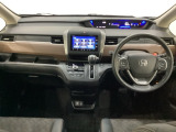 車内は光触媒抗菌消臭施工済です。インパネ周りはスタイリッシュなデザインで機能や装備も充実しています。グローブボックスやカップホルダーのほかにトレーなどたくさんの収納スペースが付いています。