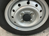 タイヤの空気圧は、燃費、ステアリング等に影響しますので、こまめなチェックをお願いします。