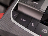 【iDriveコントローラー】手元でナビゲーション操作を可能にすることにより、ドライビングの姿勢を崩したり、目線を大きくそらすことなく安全な運転が可能です
