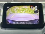 後方の映像にガイドラインが表示され、駐車時に車両周辺を確認する目安として活用できます。画面上の表示を見ながら、周囲の安全確認を行う場面をサポートします。