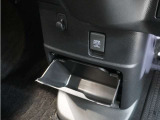 ◆センターロアボックス◆インパネ中央の下部には、ごみ箱としても使用する事ができるセンターロアボックスを装備しております。
