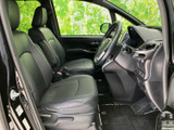 前席はゆとりある空間にシートが配置され、運転席から前方や周囲を見渡しやすいレイアウトです。座面と背もたれに体を預けて過ごせるため、毎日の移動にも使いやすい室内です。