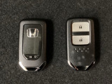 スマートキーを装備しています。鍵を差し込むことなくドアロックの開け閉めと、スタートボタン操作でのエンジンスタートができます。スペアキーも同じものを用意しております。