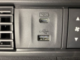 エアコン操作パネルの左側に、スマートフォンなどの充電可能なUSB端子と、音源などの外部入力の可能なUSB端子がついています。移動中に充電もできるので便利です。