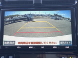 後方の映像にガイド線が表示され、駐車時に車両と周囲との位置関係を把握する目安になります。目視で周辺を確かめながら、後退操作を行う際に活用できます。