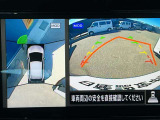 アラウンドビューモニター搭載。上から見下ろしたように液晶に映るのでスムーズな駐車をサポートします。