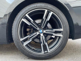 BMWならではの卓越した走りを支えるホイールと足回りです!日本車の走りに慣れている方にもぜひ体感して頂きたいほど、高いレベルでまとまっています!純正18インチアルミホイール。