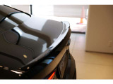 通常の4シリーズ クーペとは異なる、BMW M4専用のリヤ・スポイラーを採用。空力性能に配慮したデザインと、トランクリッド後端の特徴的な形状が、Mモデルならではのスポーティなリアビューを引き立てます。