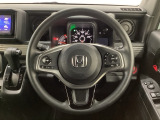 ハンドルにHondaセンシング系のクルーズコントロールやレーンキープアシストなどのスイッチが装備されています。ハンドルから手を離さず安全に操作できます。