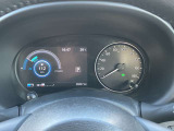 車両情報を的確に伝える先進的なディスプレイを、メーターの中央部に搭載