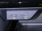 USB端子と充電用USB端子を装備しております。