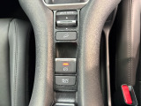 電子制御パーキングブレーキは信号待ちでも便利。いつもより運転がラクになるはずです。