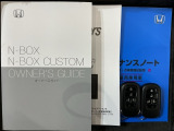 スマートキーは鍵をバッグに入れたままでもドアロックの開閉やエンジンのON・OFFができます。夜間や雨の日も鍵を探さなくて良いので便利です。