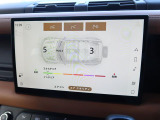 オプションの【3ゾーンクライメートコントロール】は、運転席・助手席・後席でそれぞれ好みの設定が可能。霧感知/自動曇り防止、空気/花粉清浄フィルター、スモッグ検知/自動再循環などの機能を備えています。