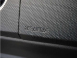 ◆助手席エアバッグ◆SRSエアバッグは、シートベルトだけでは防ぎきれない衝突時の衝撃から乗員を守るための安全装置。衝突時に瞬時に膨らみ、頭部や胸部がダッシュボードに直接衝突するのを防ぎます。