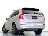 Volvo Cars appで車にリモートアクセスして、空調機能の操作や車の施錠・開錠、ソフトウェア更新などが可能です。エアコンやシートヒーターを操作して、出発前に車内を快適な温度に整えられます。
