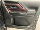 【運転席ドア】ドリンクホルダーと収納ポケットがあります。