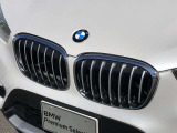 左右のキドニー・グリルの中心にはBMWのエンブレムが鎮座し、個性を放つデザイン性を兼ね備えました。