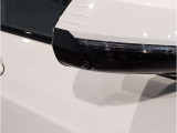 ドアミラーにはLEDウインカーが埋め込まれており、対向車からの視認性を高めております。